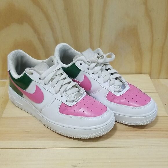 Air Force 1's Wmn's size 6 - Picture 1 of 9